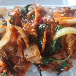 ผัดพริกเผาหมูหมักราดข้าว
