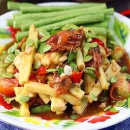 ตำหน่อไม้หอยดอง