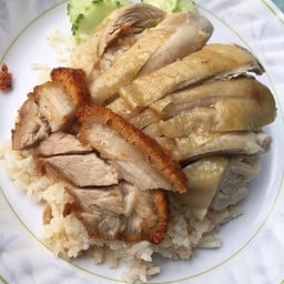 ข้าวมันไก่ปนหมูกรอบ