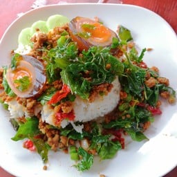 ข้าวกระเพราหมูสับไข่เยี่ยวม้า
