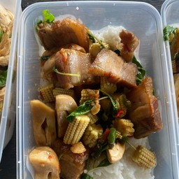 กระเพราหมูกรอบ  ราดข้าว