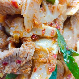 พริกแกง หมูชิ้นหน่อไม้เปรี้ยว