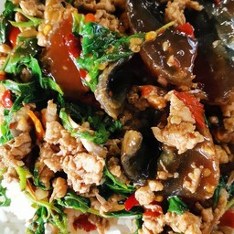 กระเพราไข่เยี่ยวม้า