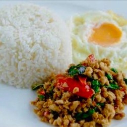 ไก่ผัดกระเพราไข่ดาว