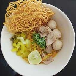 ก๋วยเตี๋ยวเรือดุกดุ๋ยแอนด์ชาพะยอม  หน้าโรงเรียนจักรคำฯ ลำพูน