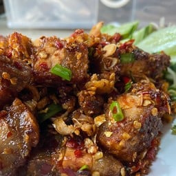 สามชั้นผัดพริกเกลือ