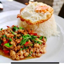 หมูสับผัดกระเพราไข่ดาว