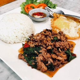 ผัดกะเพราราดข้าว Stir fried with basil