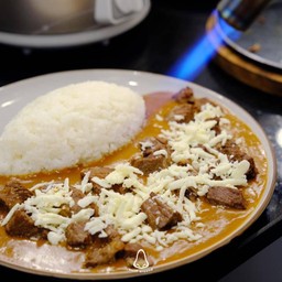 ข้าวแกงกะหรี่เนื้อตุ๋นเสริฟพร้อมชีสยืด