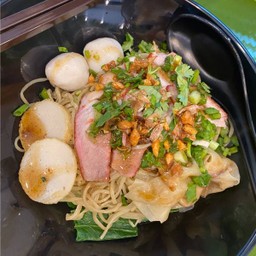 บะหมี่สดเกี๊ยวหมูแดง