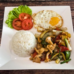 ผัดเม็ดมะม่วงหิมพานต์ราดข้าว Stir fried cashew nuts with rice