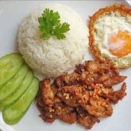 หมูชิ้นทอดกระเทียมไข่ดาว