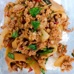 กะเพา หมูสับ ใส่หน่อไม้เปรียว