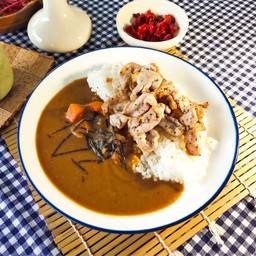 ข้าวแกงกะหรี่ toppingด้วย หมูทอดกระเทียมพริกไทย