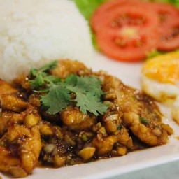 ผัดกระเทียมราดข้าว Stir fried with galic