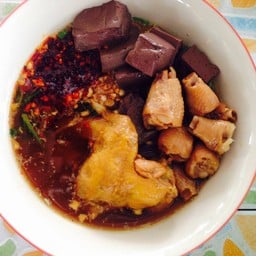 เตี๋ยวน้ำปีกไก่ ข้อไก่ เลือดไก่