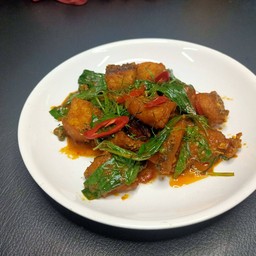เนื้อปลากระพงทอดผัดเผ็ด