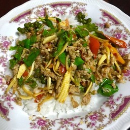 ผัดฉ่ากมูสับราดข้าว