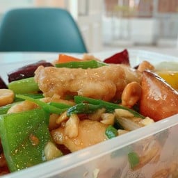 ไก่ผัดเม็ดมะม่วง (กับข้าว)