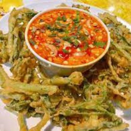 ยำผักบุ้งกรอบ Crispy Morning Glory Salad