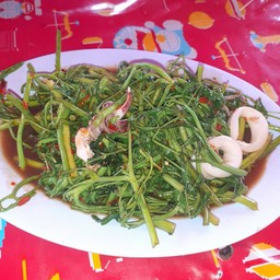 ผัดผักกระเฉดปลาหมึก(ยิ่งนานจะดำและเหนียว)