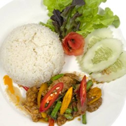 ผัดพริกแกงไก่ราดข้าว