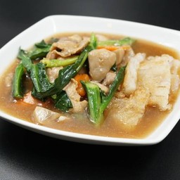 ราดหน้าเส้นกรอบ(หมู)