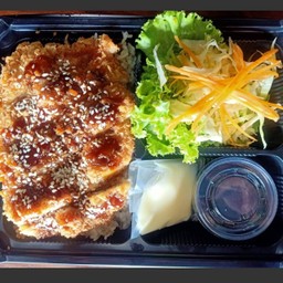 ข้าวผัดกระเทียม อกไก่ชุปแป้งทอดซอสเทริยากิ