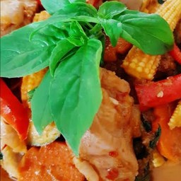 ไก่ผัดพริกแกงกับข้าว