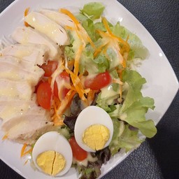 สลัดผักสด อกไก่ต้ม ไข่ต้ม