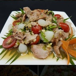 ยำหมูย่างกระเทียมโทน