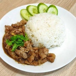 ข้าวราดผัดกระเทียมพริกไทยไก่