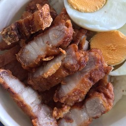 ข้าว+หมูสามชั้นทอด+ไข่ต้ม