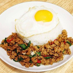 ข้าวราดกระเพราหมูสับคั่วพริกแห้ง