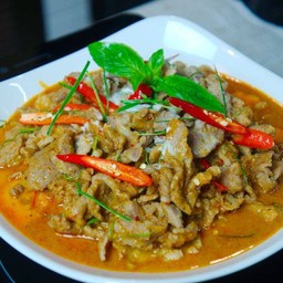 พะแนงหมู ราดข้าว