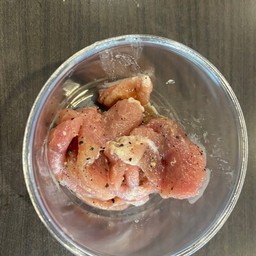 หมูหมักพริกไทยดำ