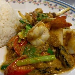 ผัดผงกระหรี่ราดข้าว