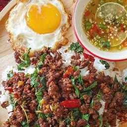 ข้าวกะเพราเนื้อโคขุนสับ