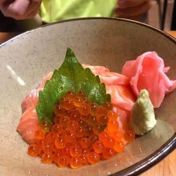 ข้าวหน้าปลาเเซลมอนดิบ+ไข่ปลาเเซลมอน