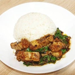 ข้าวราดผัดกระเพราหมูกรอบคั่วพริกแห้ง