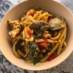 ไก่ผัดหน่อไม้เส้น