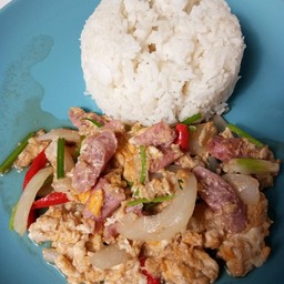 ผัดแหนมใส่ไข่ราดข้าว