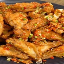 ปีกไก่คั่วพริกเกลือ Fried chicken wings with chili and salt
