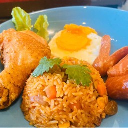 ข้าวผัดอเมริกัน(น่องไก่เล็ก2+ไข่ดาว1)