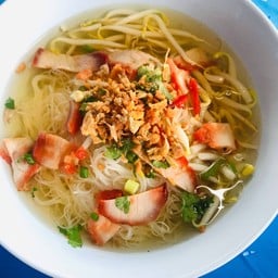 เส้นหมี่ขาวหมูแดงน้ำใส