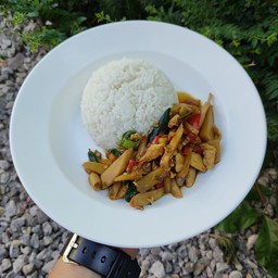 ผัดพริกสดหน่อไม้ใส่โหระพา