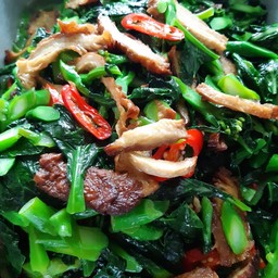 คะน้าฮ่องกงผัดเป็ดย่างรมควัน