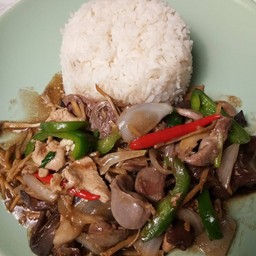 ผัดขิงไก่ราดข้าว