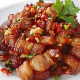 ข้าวสามชั้นคั่วพริกเกลือ Rice + fried pork belly with chili and salt