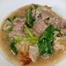 ราดหน้าเนื้อหมักเส้นใหญ่